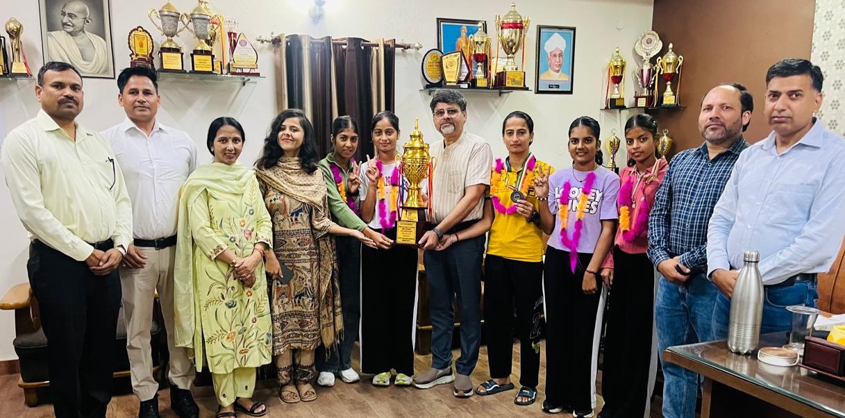 Payal Rani, Sanjana, Mehak Chaudhary & Swati Thakur won overall winner's Trophy in HPU Inter College at GC Sangrah 2025 